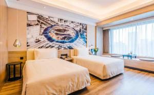 Postel nebo postele na pokoji v ubytování Atour Hotel Shanghai Wujiaochang Dabaishu