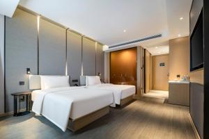 Postel nebo postele na pokoji v ubytování Atour Hotel Shaoxing Heqiao