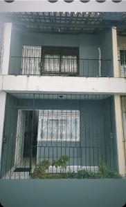 una vista externa de un edificio con ventanas de barrotes en Duplex Encantador en Guarapari