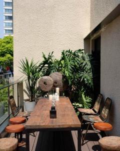 上海的住宿－The Drama，阳台上的木桌和椅子