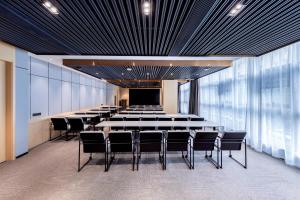 a conference room with a long table and chairs at Atour Hotel Shenzhen Nanshan Xili Station in Shenzhen