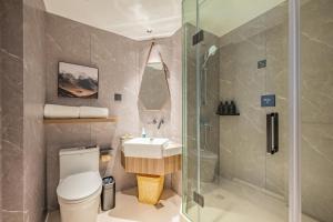 uma casa de banho com um WC, um lavatório e um chuveiro em Atour X Hotel Shanghai Central Bailian Tongchuan Road Station em Xangai