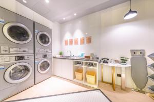 a laundry room with washing machines and a sink at Atour X Hotel Hangzhou Binjiang Jiangnan Avenue in Hangzhou