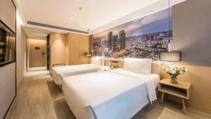 Atour Hotel Chengdu Jiuyanqiao NetEase Selected tesisinde bir odada yatak veya yataklar