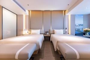 Voodi või voodid majutusasutuse Atour S Hotel Zhuhai Gongbei Port NetEase Selected toas
