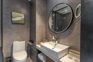 y baño con lavabo blanco y espejo. en Atour X Hotel Zhuhai Gongbei Port High Speed Railway Station, en Zhuhai