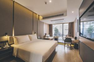 ein Hotelzimmer mit einem großen Bett und einem Tisch in der Unterkunft Atour Hotel Nanjing East Road, The Bund-Self-service free laundry-Free Night Snacks in Shanghai