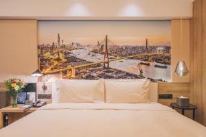 Postel nebo postele na pokoji v ubytování Atour Hotel Shanghai Wujiaochang Dabaishu