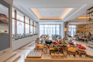 una línea de buffet en un hotel con frutas y verduras en Atour X Hotel Shenzhen Guanlan Shanshui Pastoral, en Lung Wa