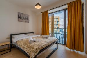 グダウリにあるNew Gudauri Atrium Apartment 202のベッドと大きな窓のある寝室 +107枚の写真