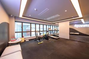 een fitnessruimte met een fitnessruimte met loopbanden bij Atour Hotel Zhaoqing Qixingyan in Zhaoqing