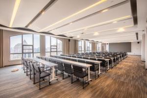 une pièce vide avec des tables et des chaises dans un bâtiment dans l'établissement Atour Hotel Hefei Pearl Plaza Huijin Business Center, à Hefei