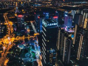 una vista aérea de una ciudad por la noche en Atour Hotel Wuxi Coast City, en Wuxi