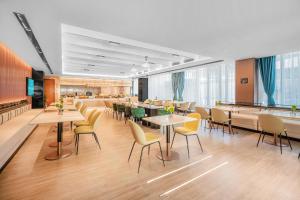 a restaurant with tables and chairs in a room at Atour Hotel Chengdu High Tech West District Government Affairs Center in Chengdu