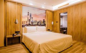 Postel nebo postele na pokoji v ubytování Atour Hotel Shanghai Wujiaochang Dabaishu