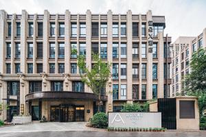 un gran edificio con un cartel delante en Atour X hotel Shanghai Wujiaochang INNO Chuangzhi en Shanghái