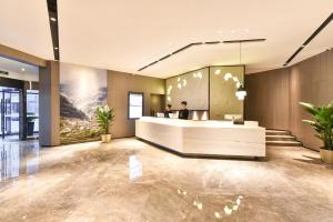 een lobby van een hotel met een receptie bij Atour Hotel Tianjin Binhai 1st Street in Binhai