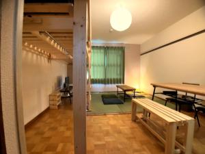 une pièce vide avec une table et un banc dans l'établissement City YUNOKAWA Vacation stay, à Hakodate