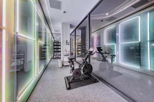 een fitnessruimte met een loopband en hometrainers in een kamer bij Atour Light Hotel Shanghai Pudong Zhangjiang Park Riverside in Shanghai