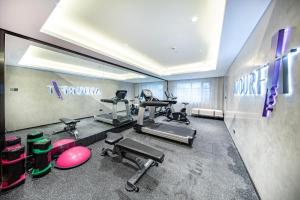 een fitnessruimte met loopbanden en fitnessapparatuur in een kamer bij Atour Hotel Hangzhou Wulin Plaza Baochu Road in Hangzhou