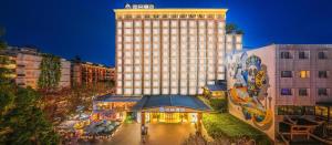 un gran hotel con un gran edificio por la noche en Atour Hotel Chengdu Taikoo Li Riverside en Chengdú