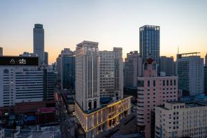 瀋陽的住宿－沈阳中山广场亚朵酒店，享有城市天际线和高楼的景色
