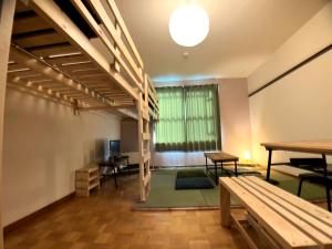 une chambre avec un lit mezzanine, une table et des bancs dans l'établissement City YUNOKAWA Vacation stay, à Hakodate 27 autres photos