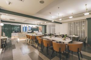 - un restaurant avec des tables et des chaises dans une salle dans l'établissement Atour Hotel Lanzhou Dongfanghong Plaza, à Lanzhou
