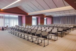 Cette grande chambre comprend des rangées de chaises. dans l'établissement Atour S Hotel Shanghai Hongqiao Center Aegean, à Shanghai
