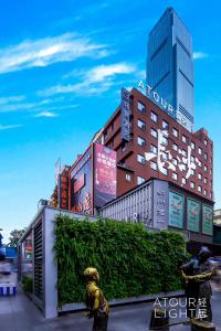 Eine Stadt mit einem hohen Gebäude im Hintergrund in der Unterkunft Atour Light Hotel Changsha IFC Huangxing Road Pedestrian Street in Changsha