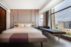 Atour Hotel Guiyang Guanshan Lake Park tesisinde bir odada yatak veya yataklar