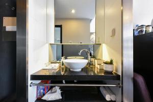 ein Badezimmer mit einem Spülbecken auf der Theke in der Unterkunft Atour Hotel Beijing Yizhuang West Rongjing Street in Daxing