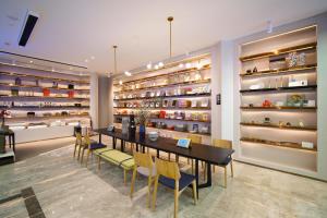 Η κουζίνα ή μικρή κουζίνα στο Atour Hotel Gangding Metro Station Taikoo Hui Tianhe Guangzhou --- Free Shuttle Bus Service Between Fair And Hotel During The Canton Fair