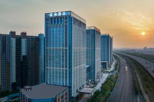 vista su un alto edificio in città di Atour Hotel Jinan Huashan Huanyu City a Jinan