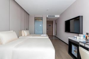 Voodi või voodid majutusasutuse Atour X Hotel Zhuhai Gongbei Port High Speed Railway Station toas