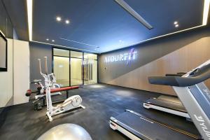 un gimnasio con equipo cardiovascular y una sala de ejercicios en Atour Hotel Beijing Wangjing 798 Art District en Beijing