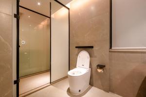 a bathroom with a toilet and a glass shower at Atour X Hotel Chaozhou Xiangqiao International Financial Business Center in Chaozhou +7 photos