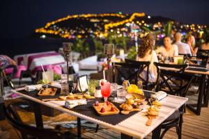 una mesa con comida y bebida y gente en una terraza en Anjeliq House Boutique Hotel, en Alanya