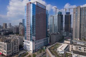 uma vista aérea de uma cidade com edifícios altos em Atour Hotel Chengdu Jinniu Southwest Jiaotong University em Chengdu