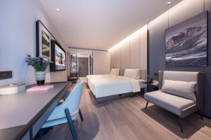 una camera d'albergo con un letto e una scrivania di Atour Hotel Nanjing Jinma Road Station a Nanjing Altre 16 foto
