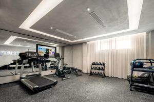 un gimnasio con varios equipos de ejercicio en una habitación en Atour Hotel Taizhou Linhai Taizhou University, en Linhai