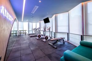 een fitnessruimte met cardio-apparatuur in een gebouw bij Atour Hotel Shenzhen Futian Xiangmi Lake in Shenzhen
