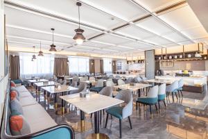 une salle à manger avec des tables et des chaises dans l'établissement Atour Hotel Zhuhai Jinwan Gaolan Port, 