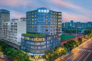 上海上海莘庄CBD亚朵酒店的城市街道上一座高大的建筑,有绿色的屋顶