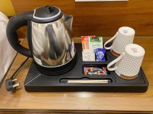 Příslušenství pro přípravu čaje a kávy v ubytování Hotel Heera Residency