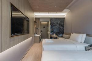 1 dormitorio con 1 cama blanca grande en una habitación en Atour Hotel Shanghai World Expo Center en Shanghái
