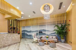 vestíbulo con sofá y mesa en Atour Hotel Yantai Golden Beach, en Yantai
