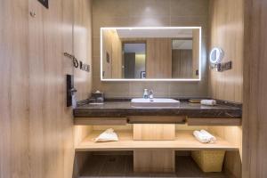 y baño con lavabo y espejo. en Atour Hotel Jinan Zhangqiu Century Avenue, en Jinan