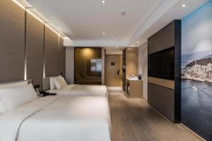 福州福州五四路温泉公园亚朵酒店的一间配有两张床和一台平板电视的酒店房间 更多17张照片