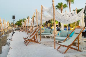 una fila de sillas y sombrillas en una playa en Anjeliq House Boutique Hotel, en Alanya